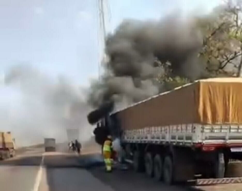 Imagem de compartilhamento para o artigo Pedro Gomes: Caminhoneiros se unem para apagar incêndio em carreta na BR-163  da MS Todo dia